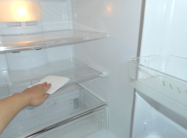 冷蔵庫の中を掃除する手